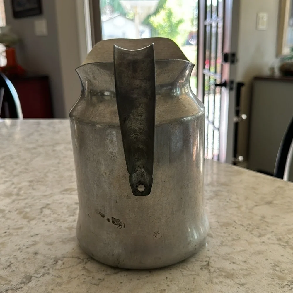 VINTAGE~ALUMINIUM~WALKER WARE~’AMERICAS FAVORITE KITCHENWARE’~3 Qt. PITCHER ~G11